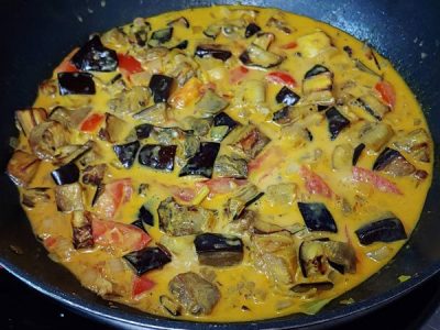 Berenjenas asadas con curry de verduras