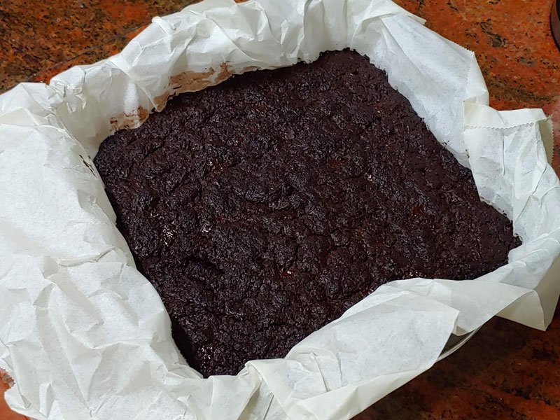 Torta de brownie vegano con chocolate negro fácil