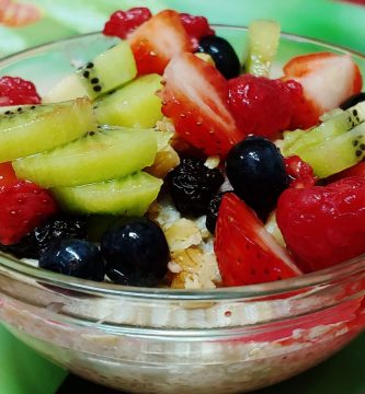 Receta vegana de quinoa con yogurt de coco, nueces y frutas
