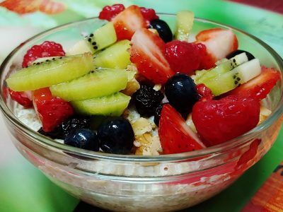 Receta vegana de quinoa con yogurt de coco, nueces y frutas