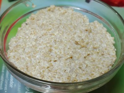 Receta vegana de quinoa con yogurt vegano, arándanos, nueces y frutas