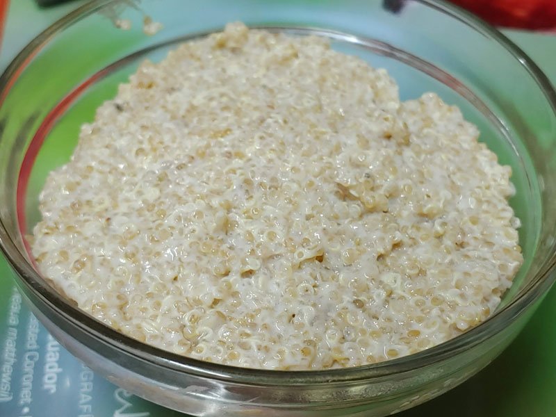Receta vegana de quinoa con yogurt vegano, arándanos, nueces y frutas