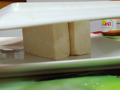 Prensar tofu para salsa a la naranja china