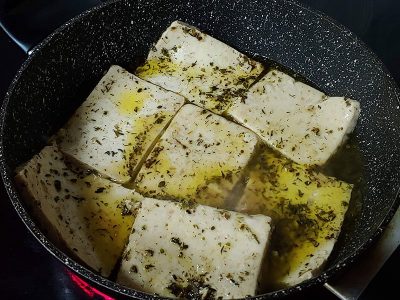 Tofu marinado mediterráneo