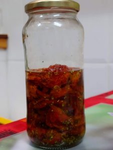 Tomates secos en conserva en aceite